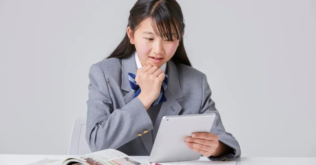 woman look at ipad screen