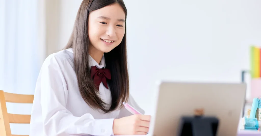woman look at the desk and smile